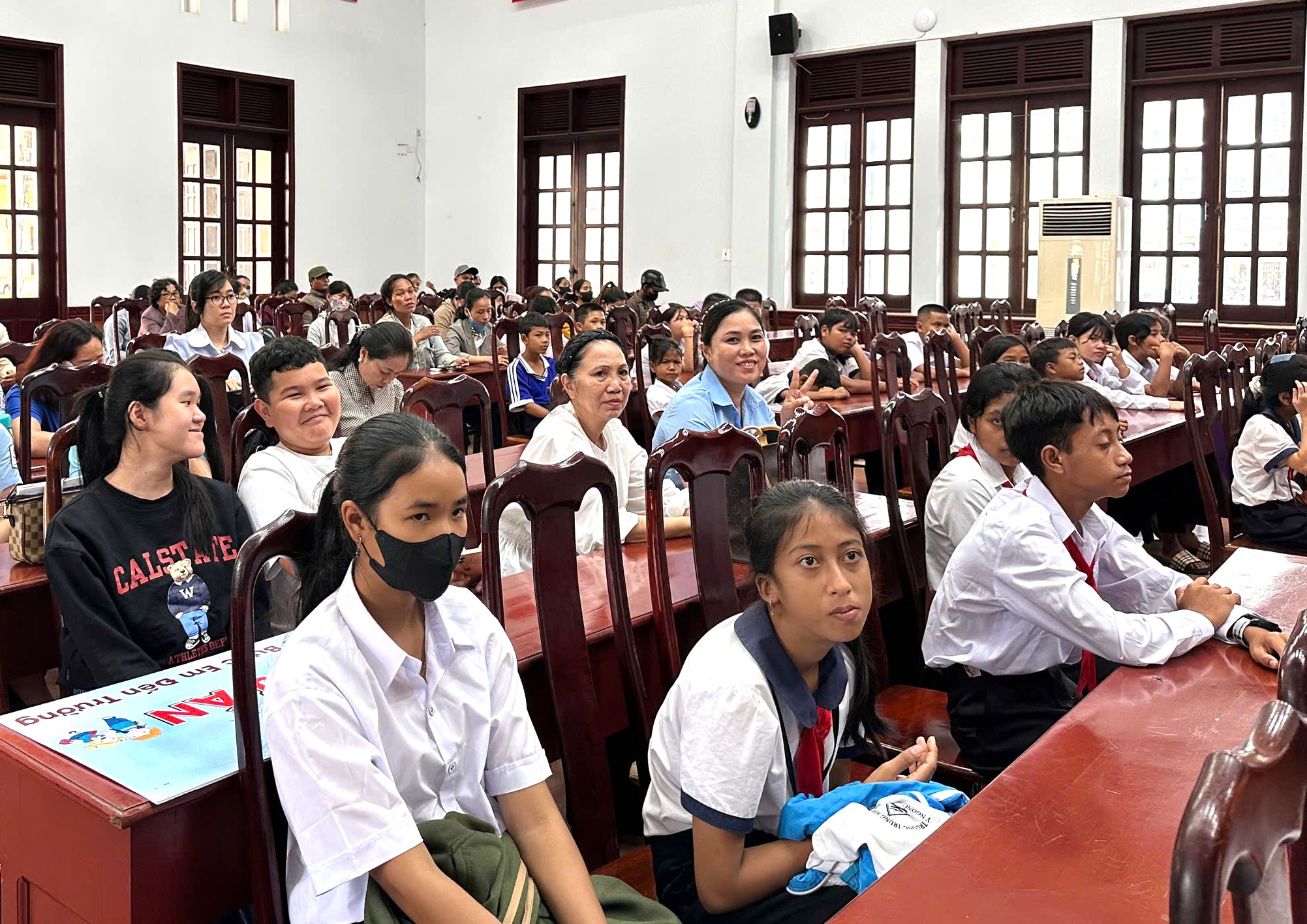 Quảng cảnh buổi tặng quà